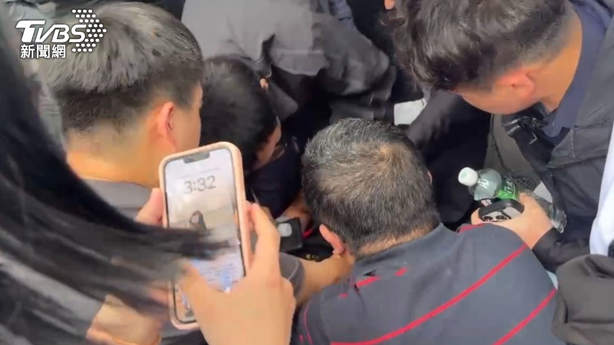 吃屎哥遭警方壓制在地，場面一度混亂。（圖／TVBS）