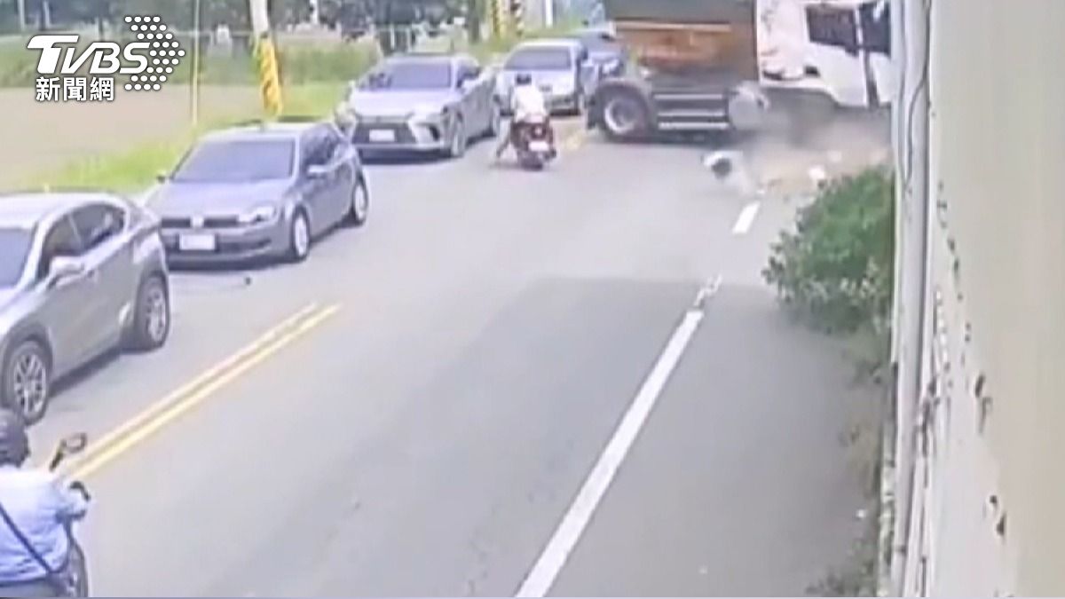 毒駕砂石車高速衝來!撞破服裝店「車尾狂甩」機車騎士嚇傻。(圖/TVBS)