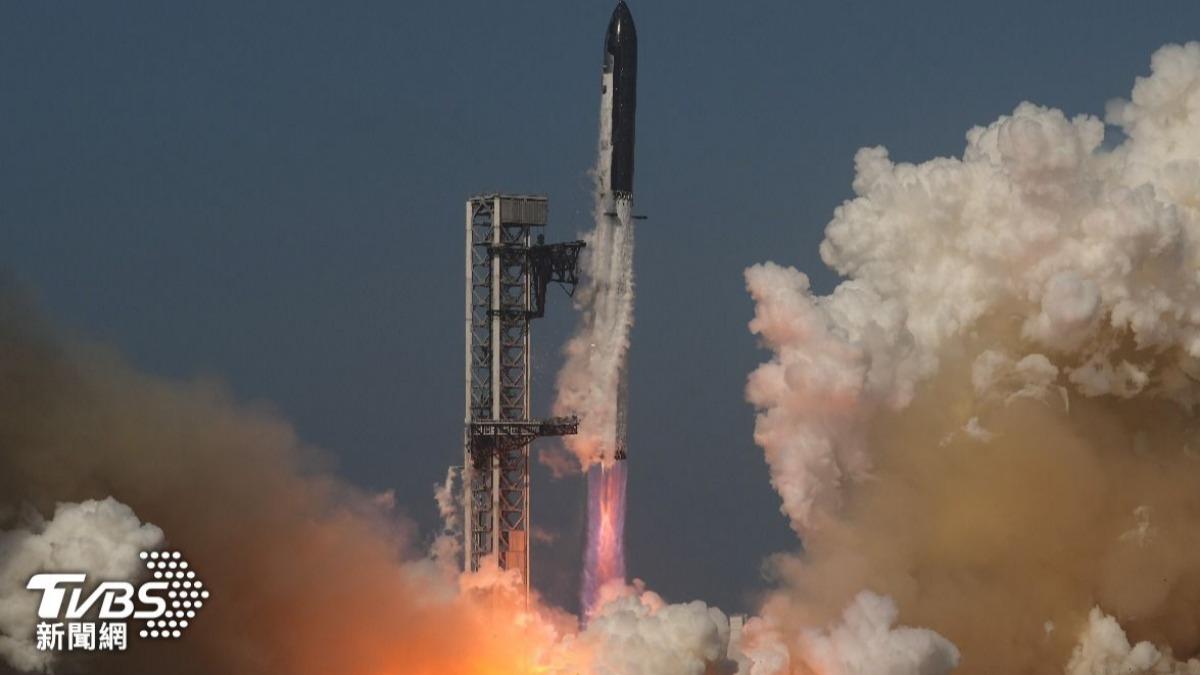 SpaceX最新版「星艦」火箭今天劃破德州天際順利升空。(圖/達志影像美聯社)