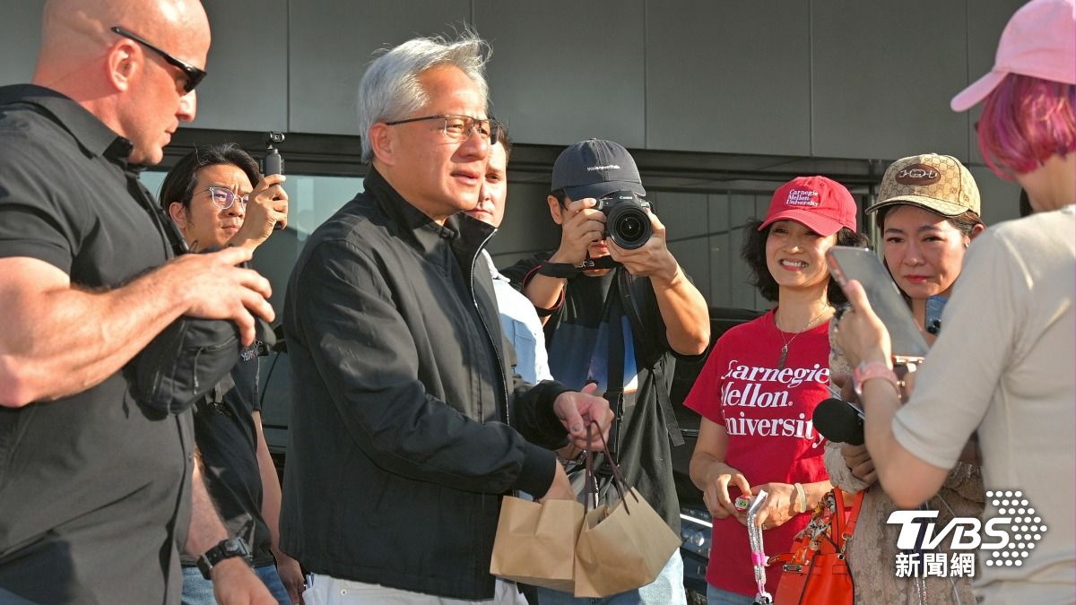 黃仁勳在台灣的隨行攝影。(圖/胡瑞麒攝)
