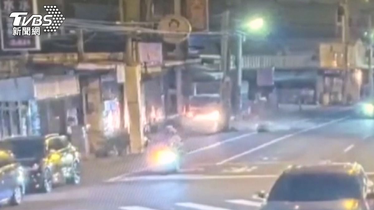 送岳父母到門口成永別！貨車衝撞奪2命　車內搜出喪屍菸。(圖／TVBS)
