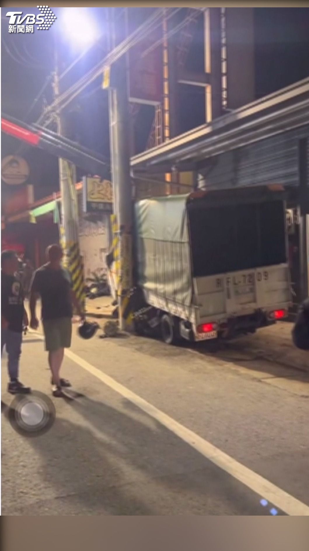 送岳父母到門口成永別！貨車衝撞奪2命　車內搜出喪屍菸。(圖／TVBS)