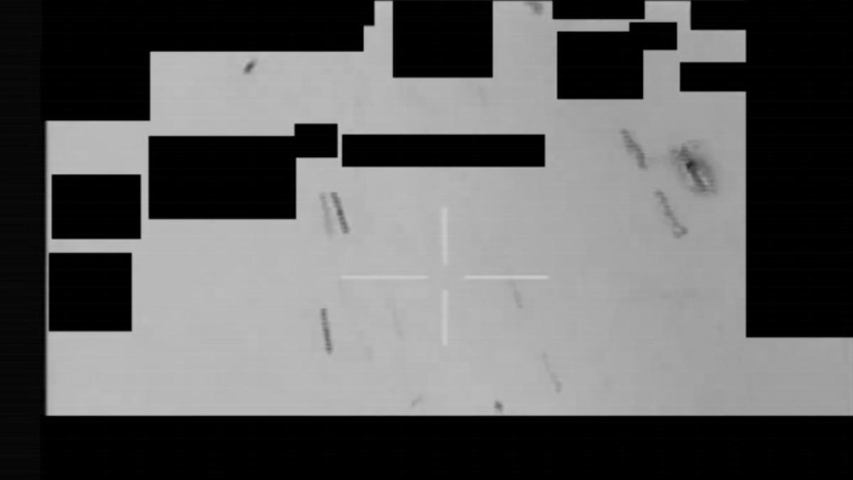 不明物體瞬間在空中爆炸,並噴散出疑似碎片的物體。(圖/美國國防部)