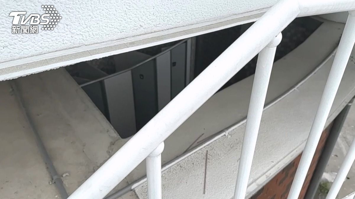 公廁旁因為日系生活用品店進駐增設逃生梯,反而讓廁所一覽無遺(圖/TVBS)