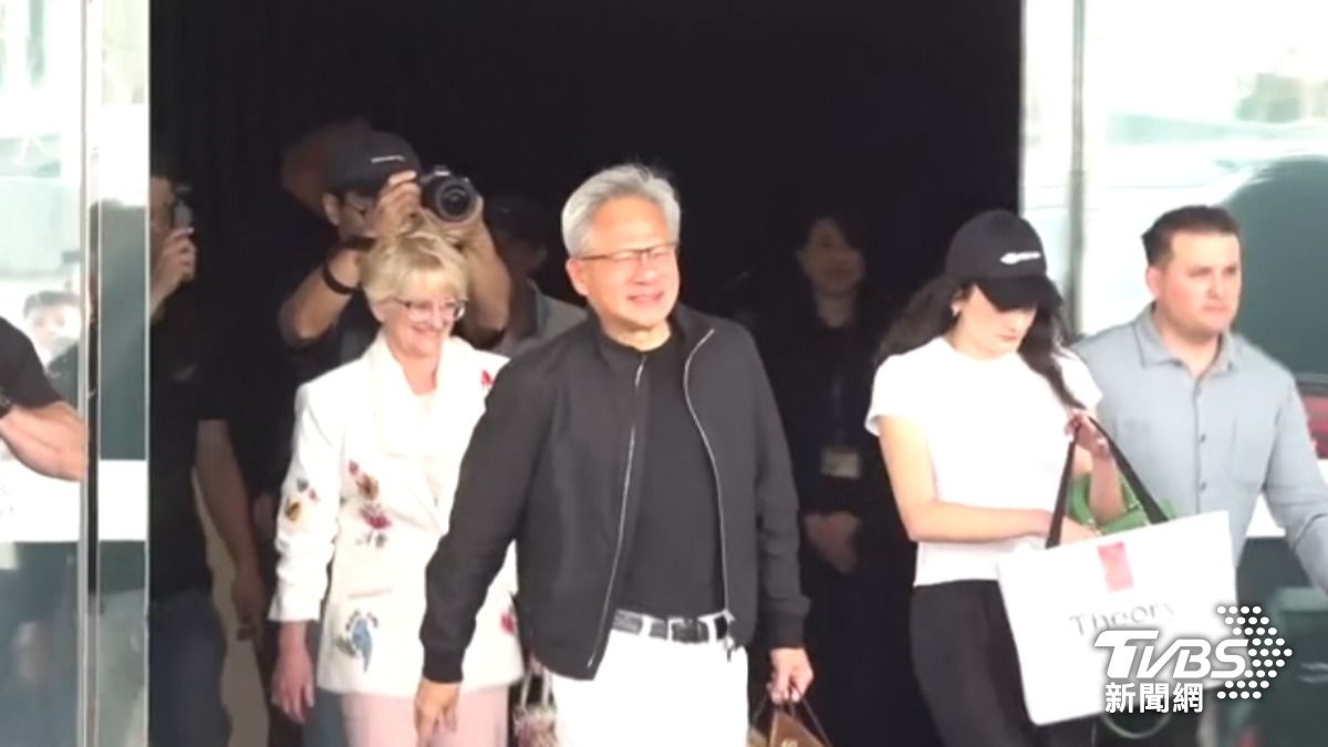 和老婆、女兒一同亮相，穿著黑色外套的輝達執行長黃仁勳，又再度旋風訪台。（圖／TVBS）