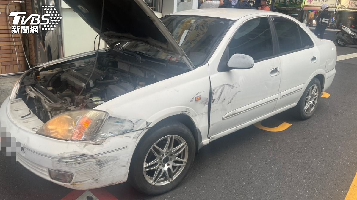 肇事的小轎車傷痕累累。(圖/TVBS)