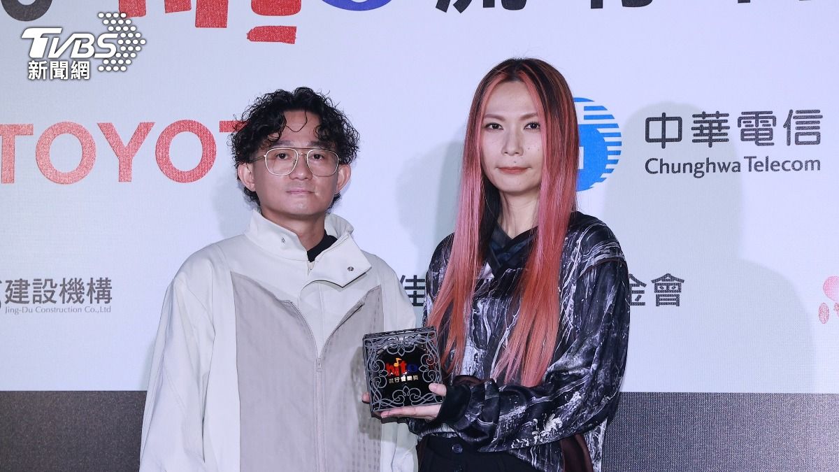 惠婷(右)很喜歡CORTIS,笑說要拿金主訓的小卡當金曲幸運物。(圖/黃城碩攝)
