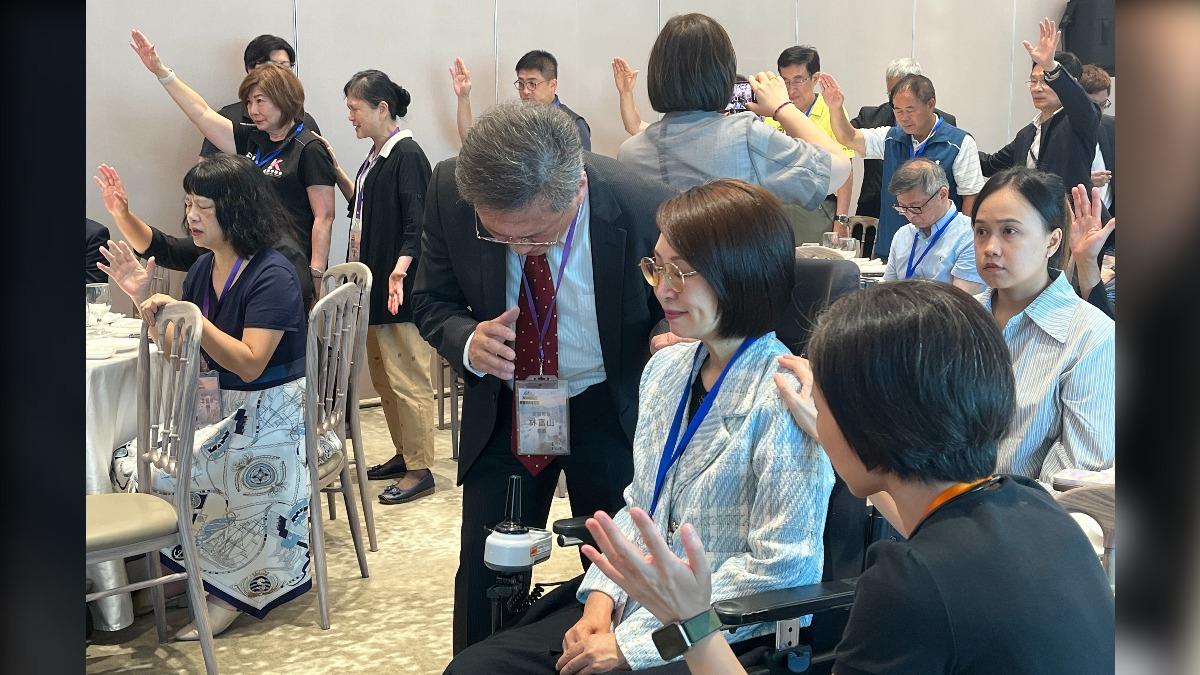 林富山牧師為基隆社會處處長楊玉欣禱告。（圖／基督教文化交流協會提供）