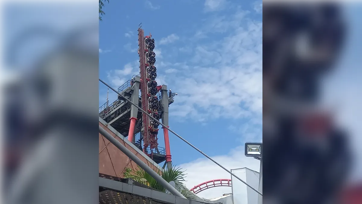 台中麗寶樂園「搶救地心」斷軌雲霄飛車,突然卡在半空中,20名遊客受困。(畫面翻攝/Threads@adddd.8)