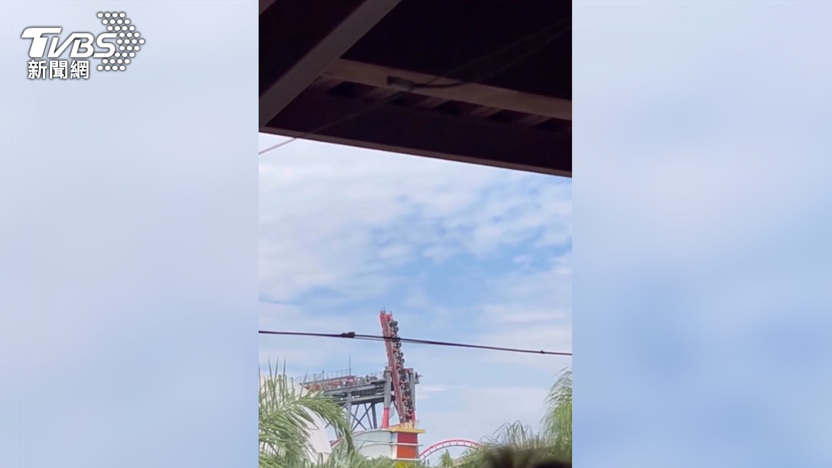 有民眾目擊,當下暫停行駛約7-分鐘,維修人員以手動方式把設施退回去軌道上,引導遊客們離開。(畫面翻攝/Threads@hsuanhsuan0916)