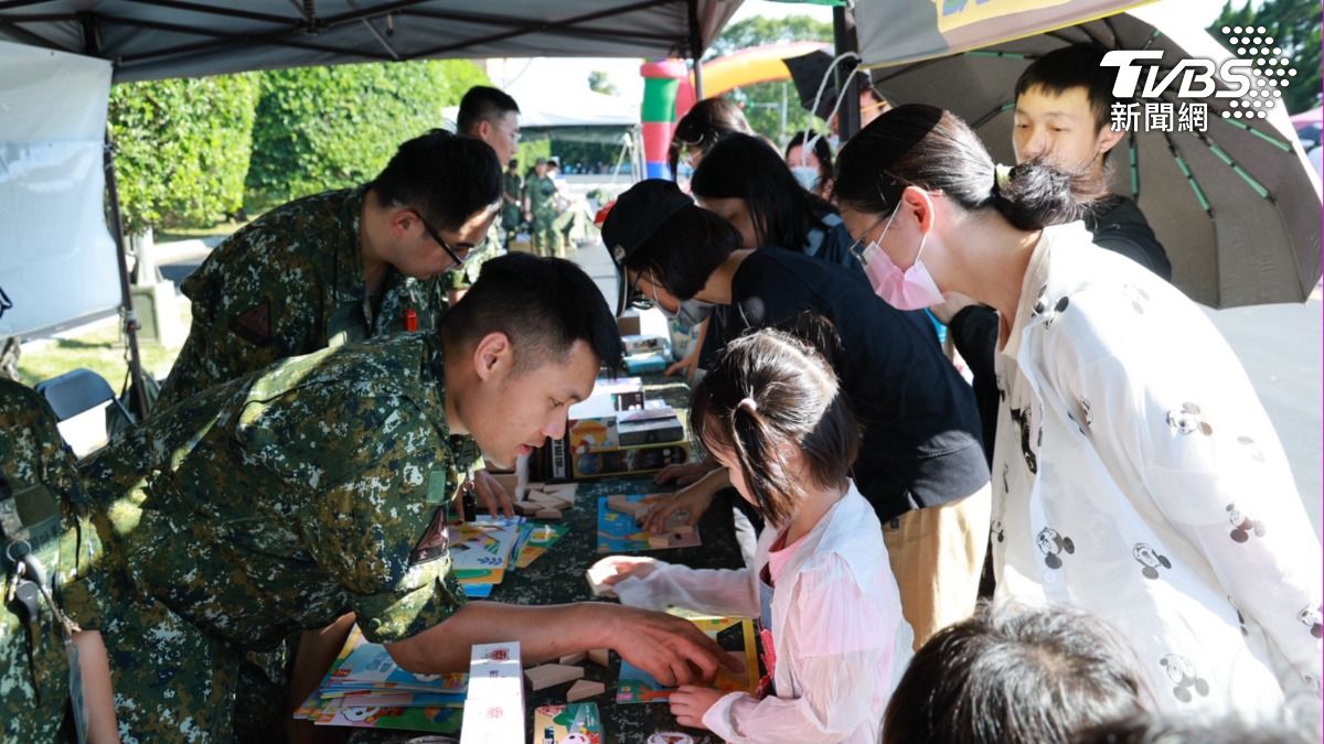 園遊會各社團人潮踴躍，展現活動熱烈迴響。（圖／陸軍提供）