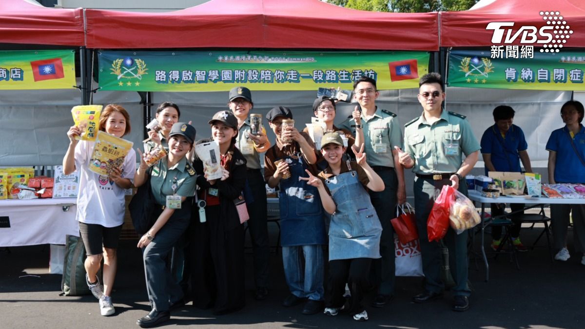 公益團體、工作人員與官兵合影,象徵軍民攜手支持公益。(圖/陸軍提供)