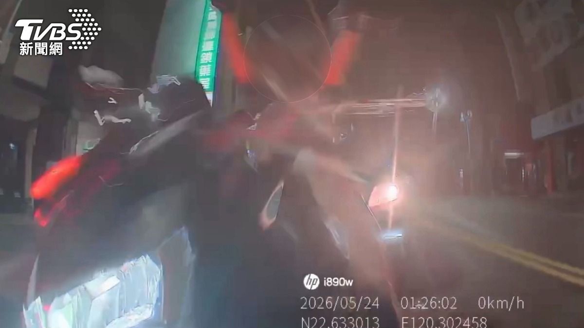 再波及前方特斯拉轎車,造成重機騎士倒地受傷,所幸經警方確認,涉事駕駛均無酒駕情形。(圖/TVBS)