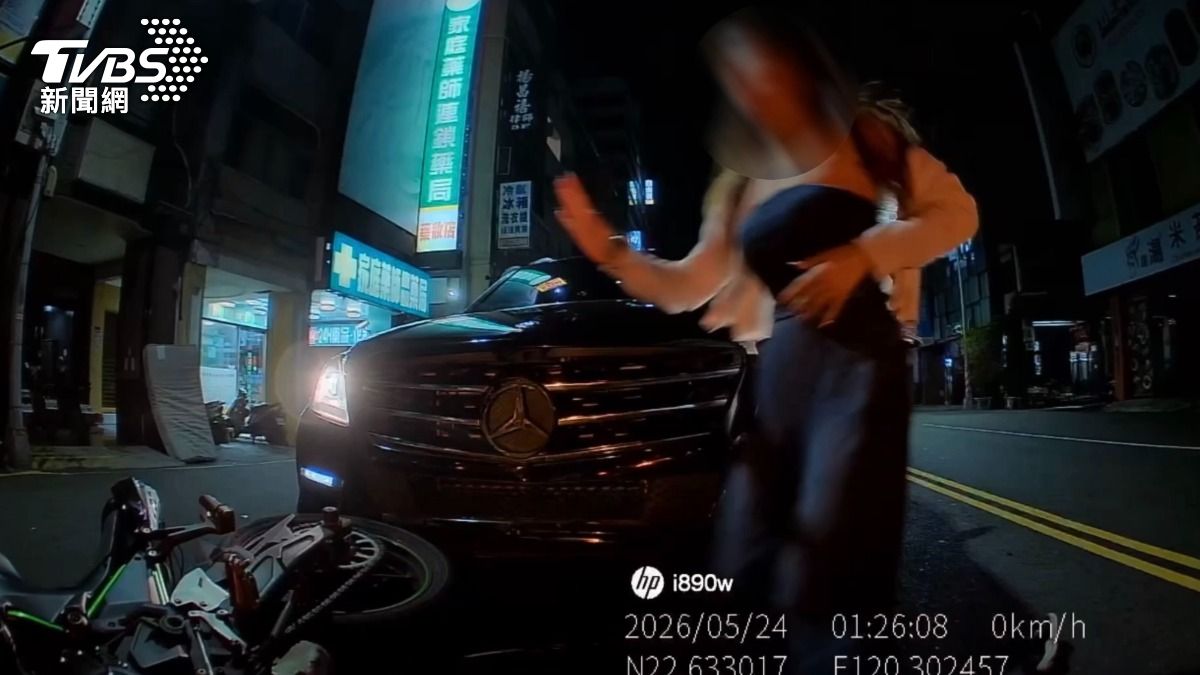 從特斯拉行車記錄器畫面可見,撞擊瞬間重機騎士隨即倒地,特斯拉女駕駛見狀緊張下車查看傷者情況。(圖/TVBS)