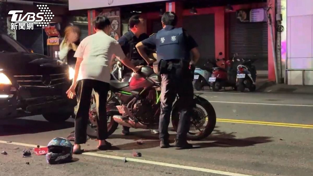 賓士車主向警方表示,事發當時正在前往與朋友相約的路上,因車輛底盤較高,加上夜間光線昏暗,沒有看到前方停等紅燈的機車騎士。(圖/TVBS)