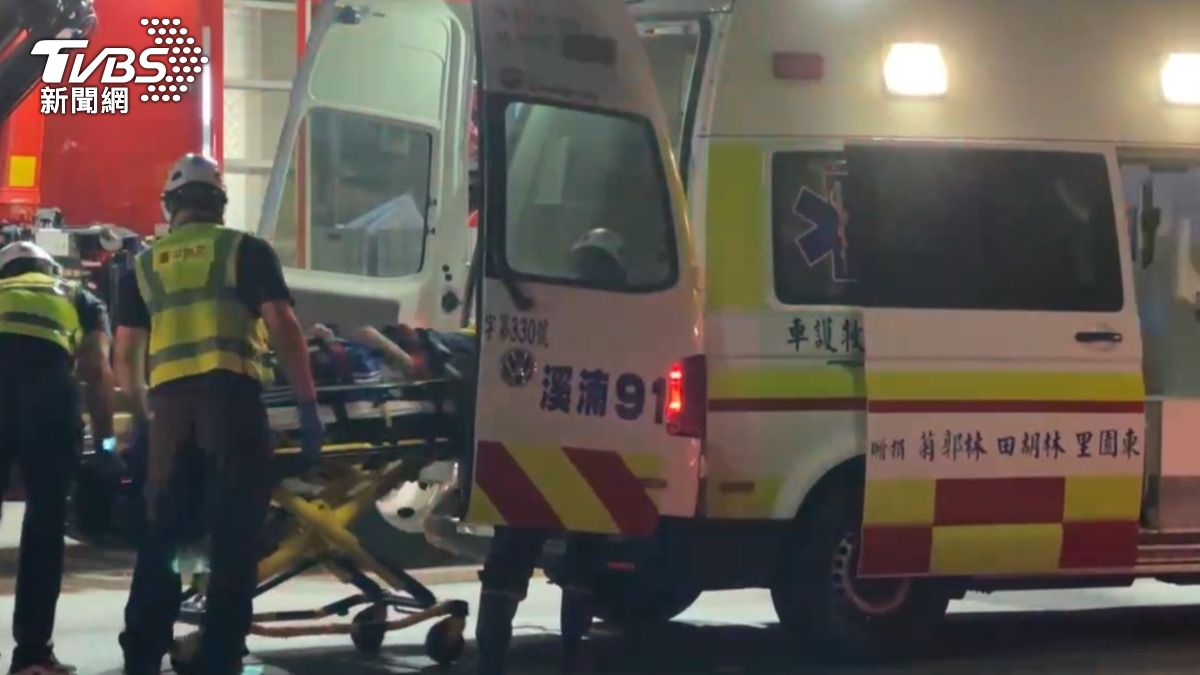 貨車直撞紅燈前車「車頭全毀」,司機卡駕駛座獲救。(圖/TVBS)