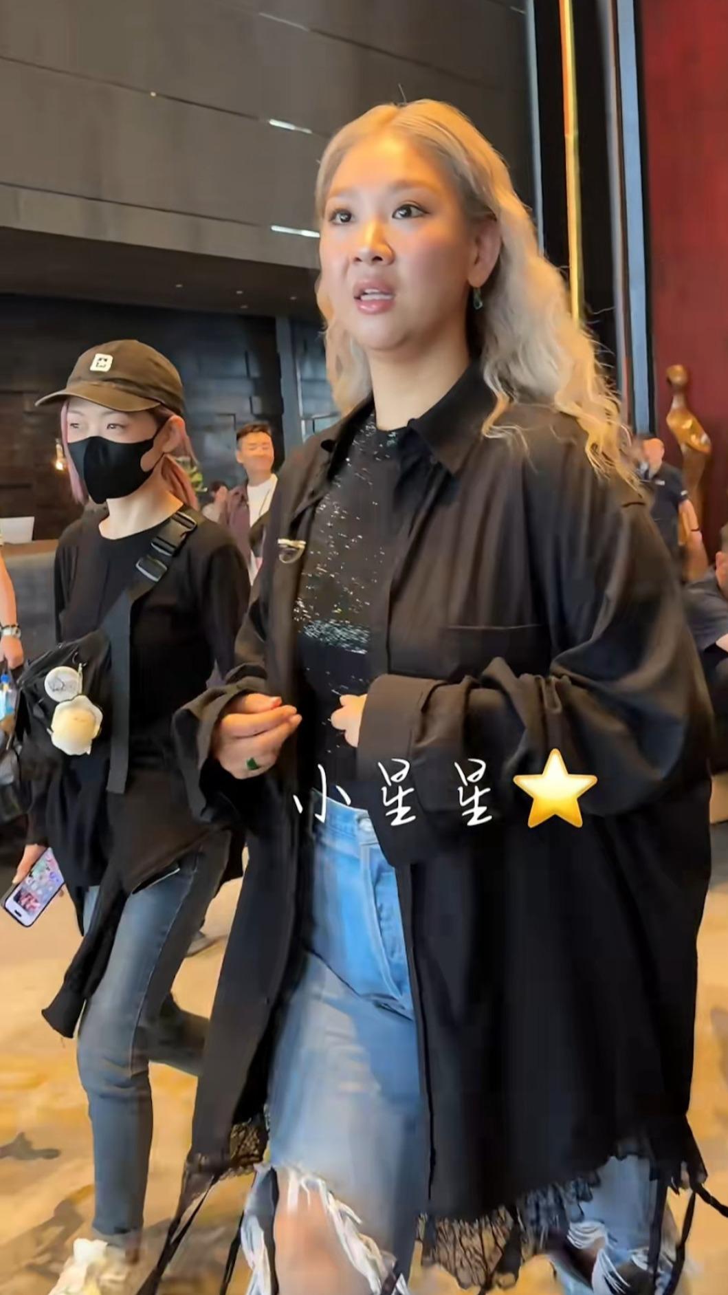 鄭欣宜彩排後與粉絲揮手聊天，狀態相當不錯。（圖／翻攝自小紅書）