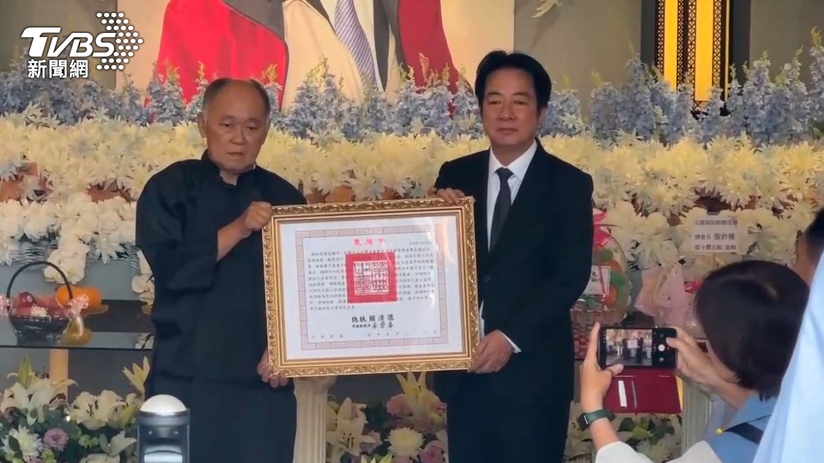 賴清德頒發賴永川褒揚令給家屬。(圖/紀建亨攝)