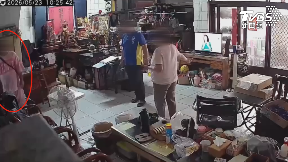 台南東區一名陌生男子,當著屋主面前闖進民宅內,四處搜、大搖大擺在屋內閒晃,甚至站在屋主一家旁邊看電視,彷彿當成自己家一樣(圖/翻攝Threads@qq72_94)