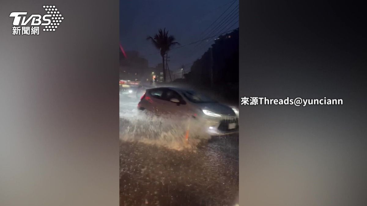 日本沖繩昨天(5/23)晚間下暴雨,甚至水淹到看不見路面,車輛慢慢開仍舊濺起大量水花。(圖/來源Threads)