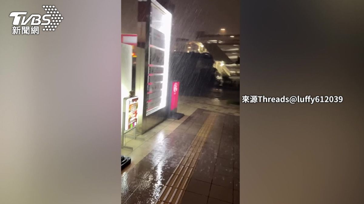 沖繩雨勢不斷,甚至伴隨強風跟閃電。(圖/來源Threads)