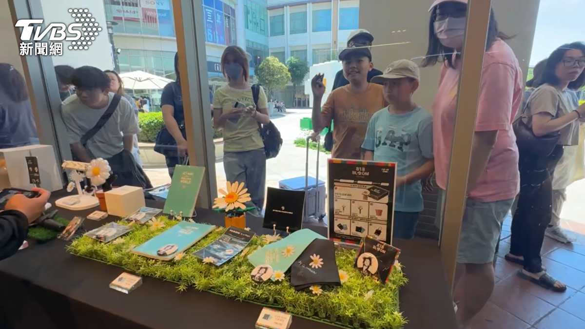 韓流天王GD下週降臨高雄開場,人還沒到,魅力先引爆,限量周邊快閃店率先登場,今天一大早就有粉絲在百貨公司外排隊(圖/TVBS)