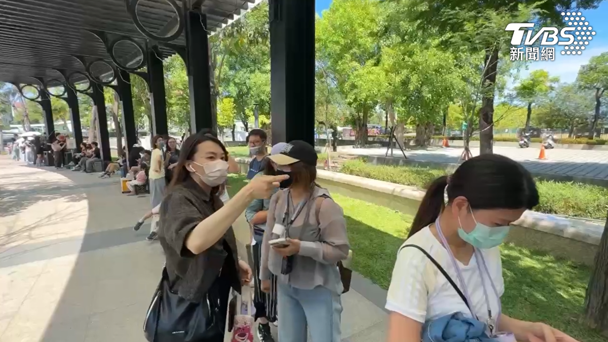 星期日的一大早,在百貨公司外就大排長龍,人潮不輸周年慶,而通通都是要來搶GD的,限定周邊商品,由於號碼牌問題,導致粉絲一度是動了肝火(圖/TVBS)
