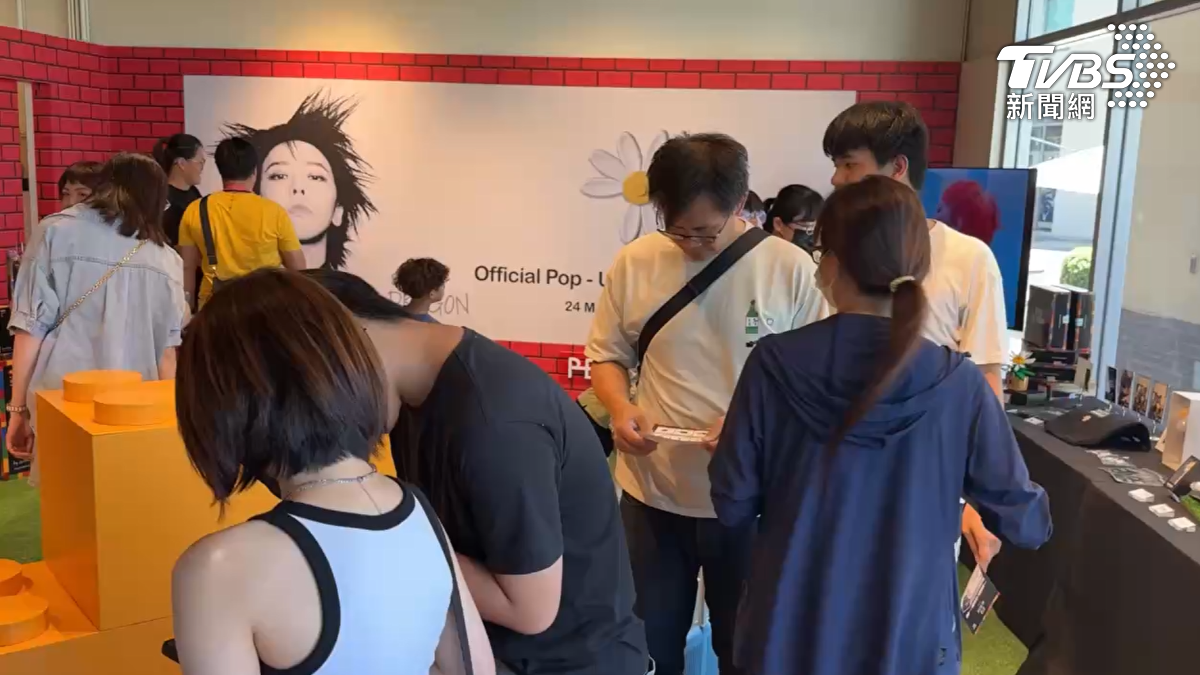 GD的快閃店從24日進駐到6月8日,為期16天,不只有GD親自參與、操刀設計的小雛菊積木,還有大小手燈,等等多項人氣應援週邊(圖/TVBS)