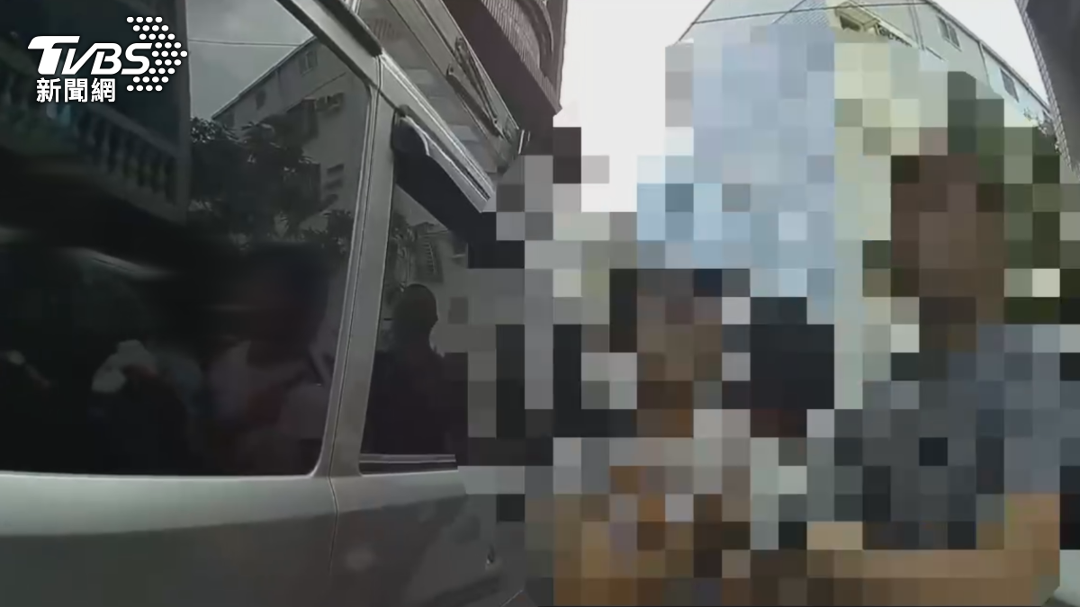 高雄前鎮區發生一起攻擊事件!一名陌生女子懷疑3歲男童辱罵她,竟在家長面前,出拳攻擊孩童,將他打倒在地,家長連忙抱起小孩安撫並報警(圖/TVBS)