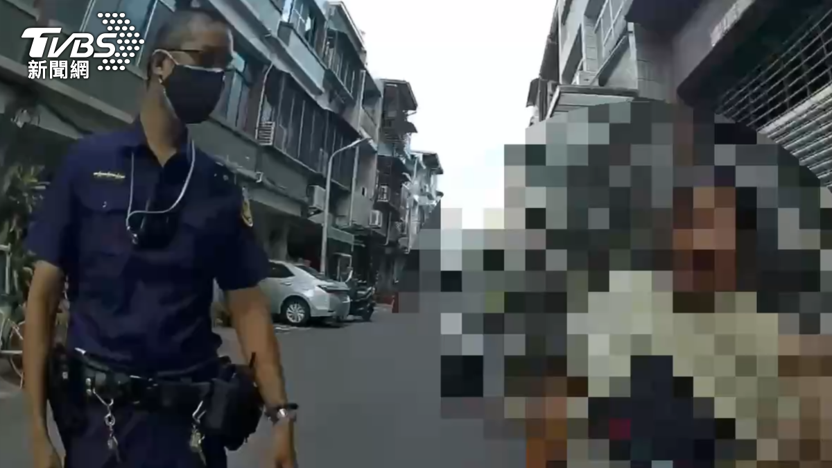 方姓女子事後聲稱是因為男童罵她才動手,只是一直指責他們沒有在教小孩,還說要幫他們教,甚至出手打人還不覺得自己有錯(圖/TVBS)