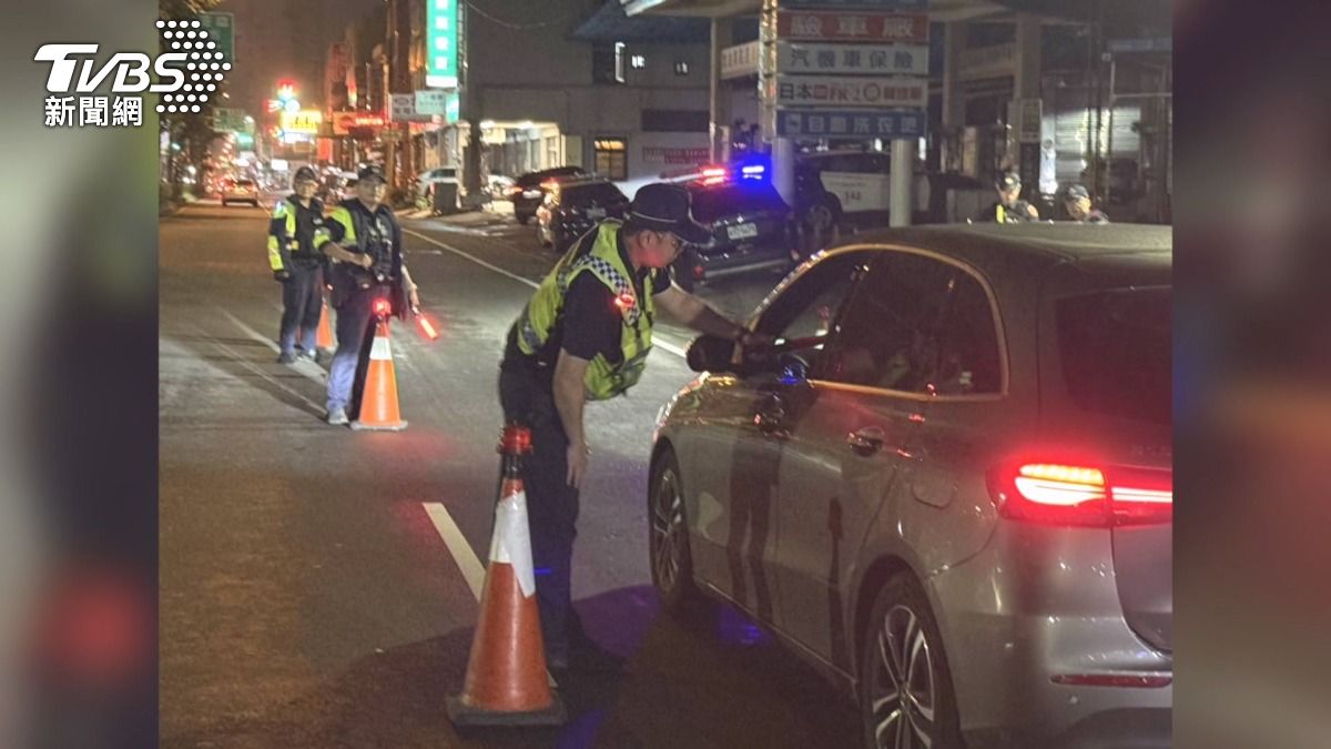 砂石車狂飆撞民宅　駕駛驗出「毒駕」。(圖／TVBS)