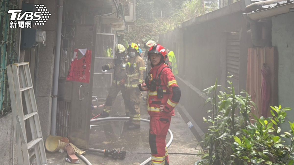 基隆西定路民宅驚傳火警!濃煙直竄天際消防破門灌救滅火