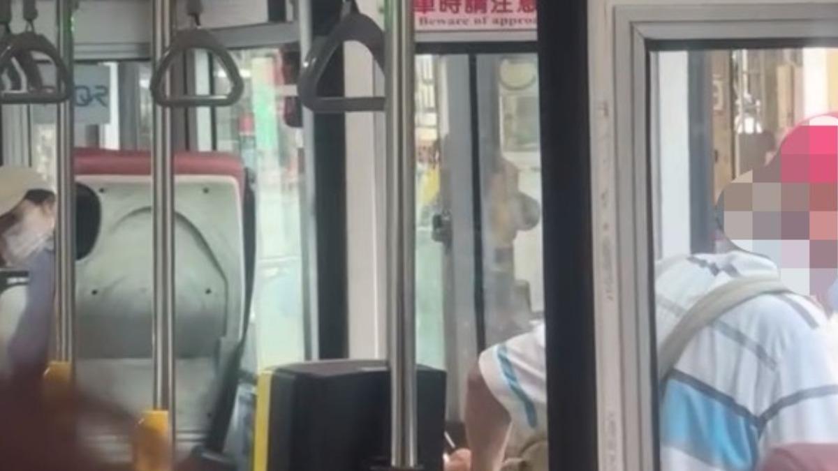台中爺爺「頭夾公車外」行駛30秒 全車乘客急吼:司機快開門