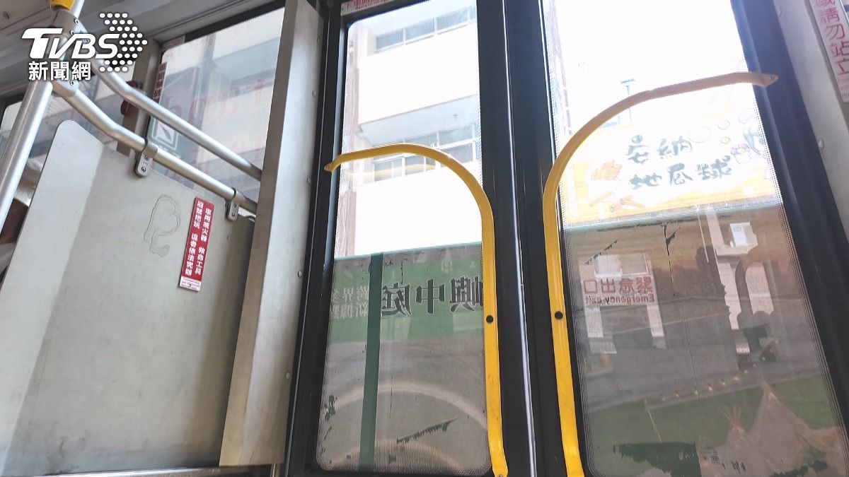 長者頭卡公車門 司機開30秒才停。(圖/TVBS)