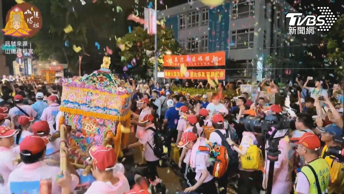 影音/山邊媽祖逛逢甲!信眾疑「搶獻花」揮拳推擠 波及孕婦。(圖/民眾提供)