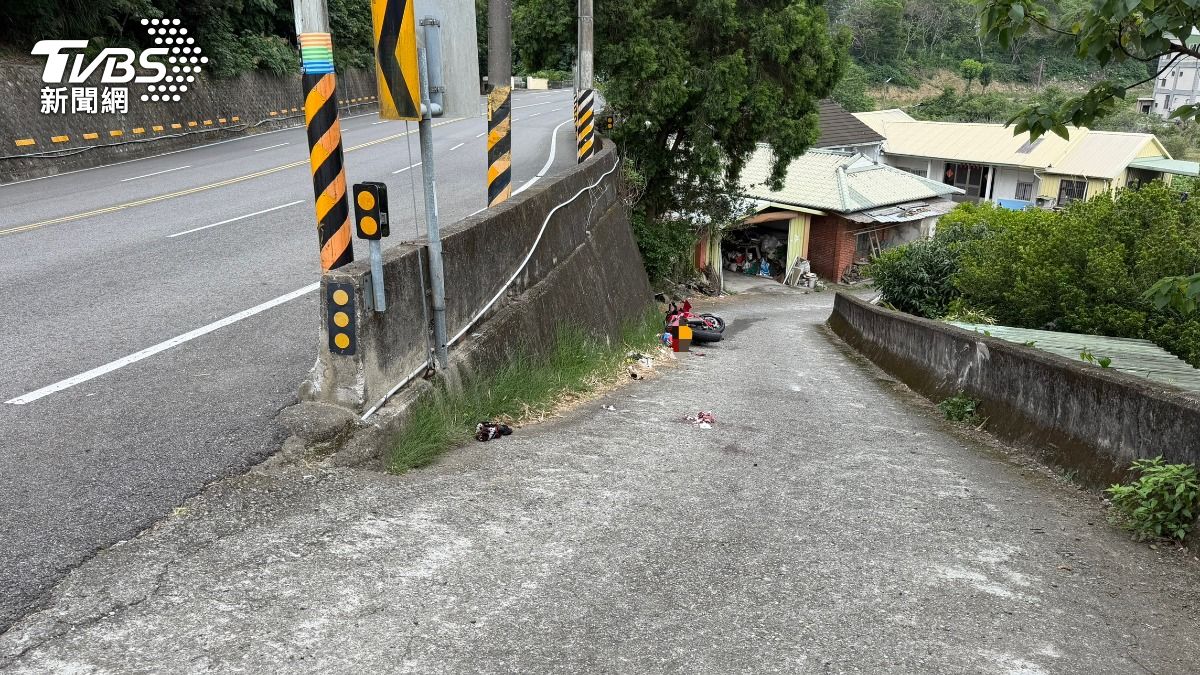 現場包含騎士共3人受傷送醫。（圖／TVBS）