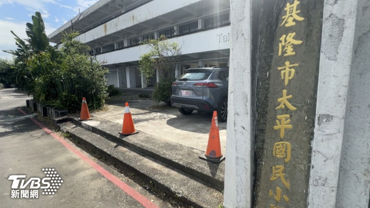 基隆太平青鳥已無昔日的人潮，目前一樓教室淪為當地的私人停車場，深夜又有青少年聚集，形成治安死角。（圖／ＴＶＢＳ）