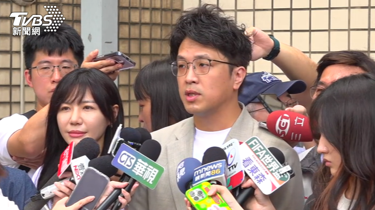 沈伯洋舉新北市為例，質疑為何新北能要求業者辦理，台北市卻做不到。（圖／TVBS）