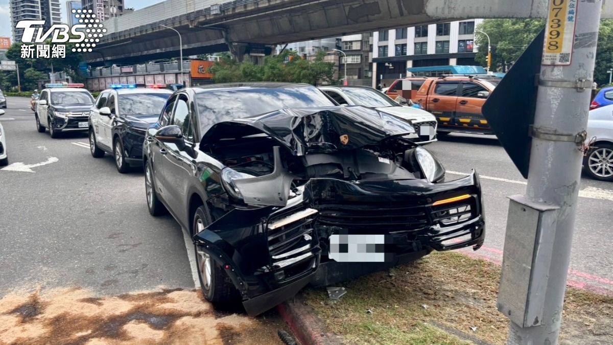 新北男毒駕開保時捷狂飆 高速撞燈桿車頭變「ㄇ字形」