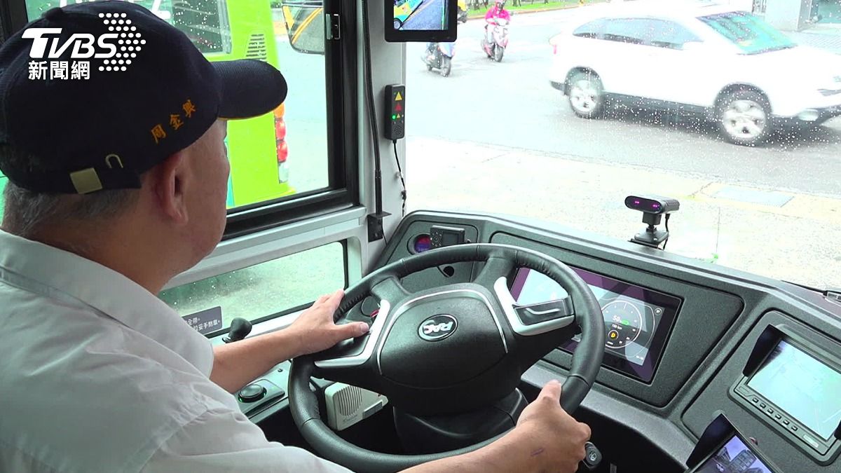 電動巴士因應淨零政策，陸續在各縣市上路。（圖／TVBS）