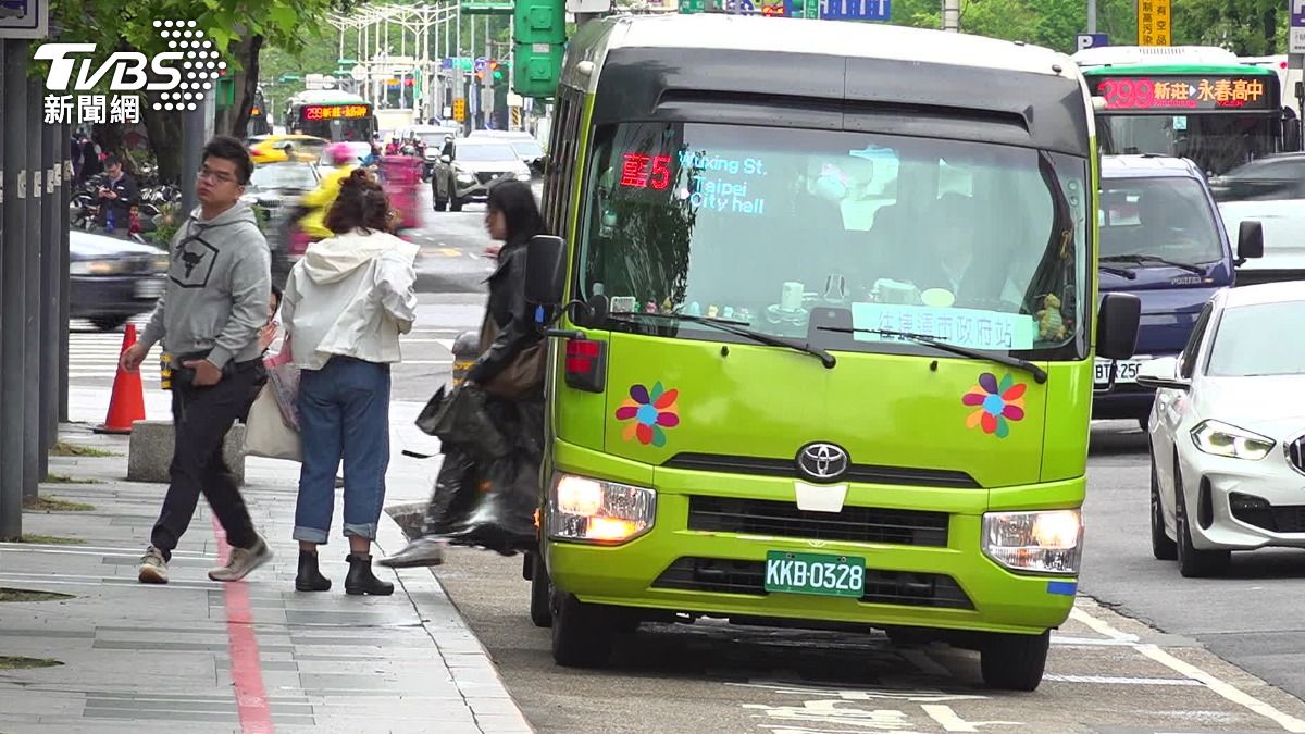 燃油公車vs.電動公車，乘客搭乘體驗評價很不同。（圖／TVBS）