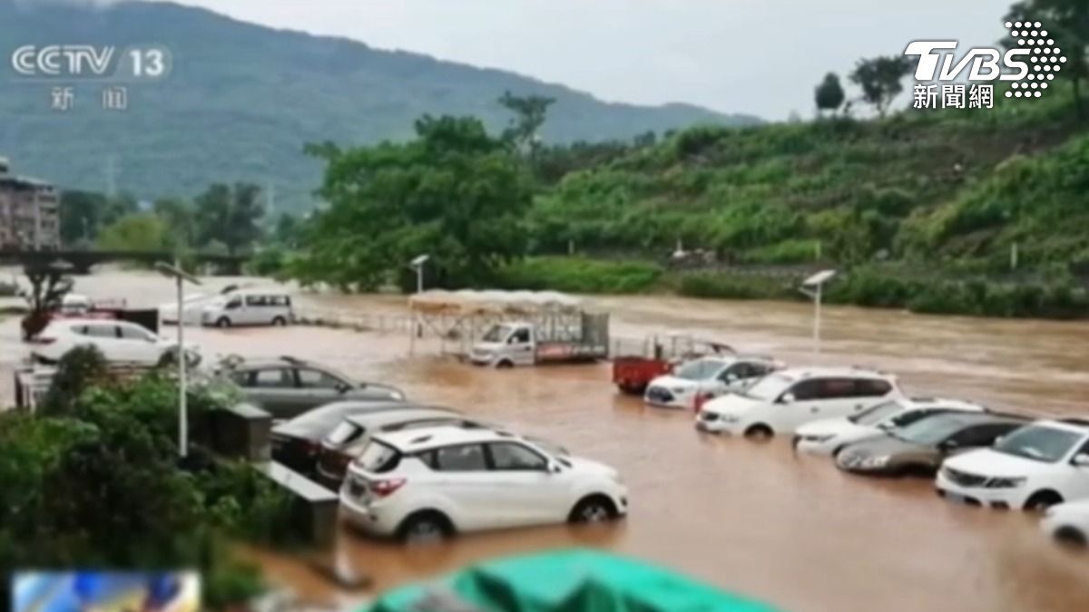 大陸重慶永川區豪雨成災，最大時雨量高達103毫米。（圖／大陸央視）