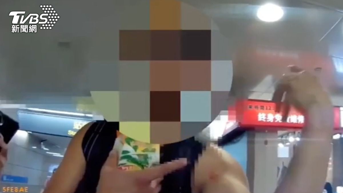 北車M5出口下方連通道爆衝突,2男爭零食抓傷友人。(圖/TVBS)