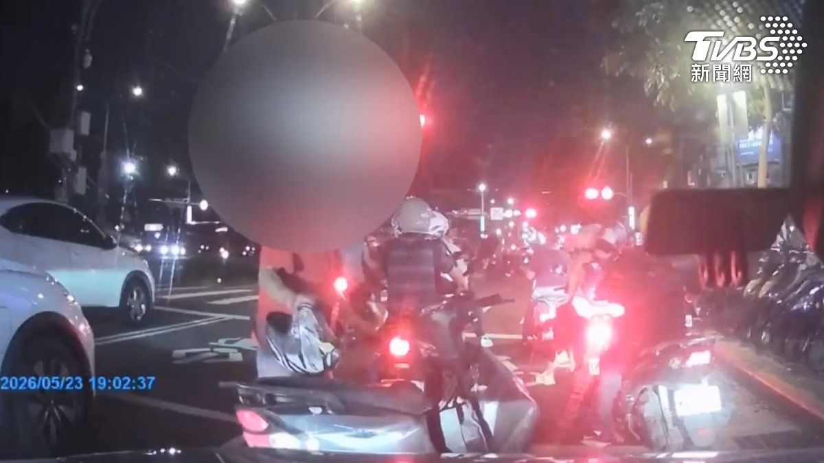 騎士不滿遭按喇叭,持安全帽砸車窗洩憤,多元計程車運將受傷。 (圖/TVBS)