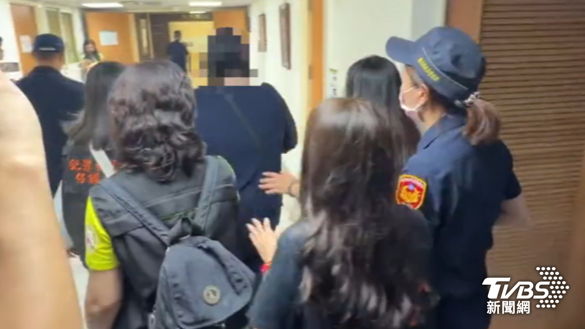 檢警陪同死者女兒相驗釐死因。（圖／TVBS）