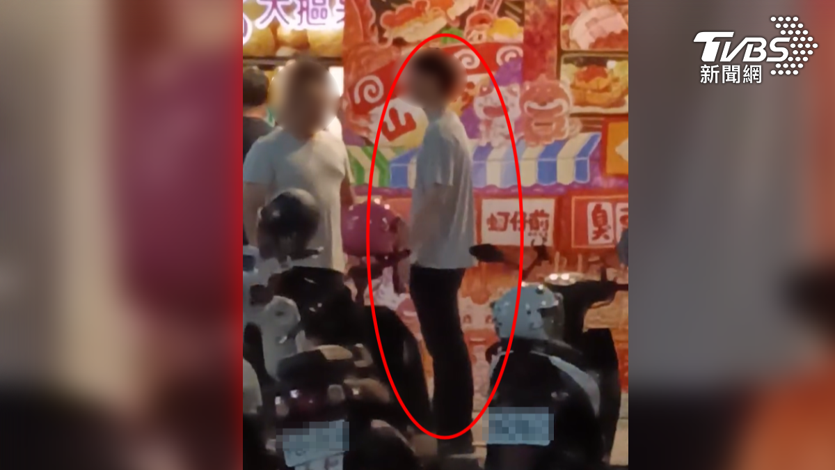 高雄瑞豐夜市日前發生偷拍事件，一名34歲盧姓男子疑似從百貨公司開始尾隨一對夫妻，偷拍妻子腿部，一路跟到夜市再度偷拍，遭丈夫當場抓包報警（圖／翻攝 threads@0606176）