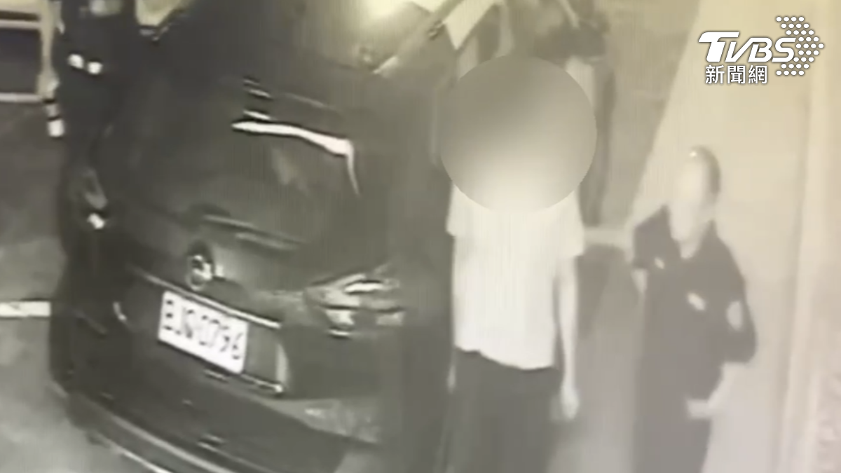 警方到場後，將34歲眼鏡男帶回派出所調查，發現他手機裡的偷拍影片並非在夜市拍攝，而是更早之前就已鎖定這對夫妻中的妻子。（圖／TVBS）