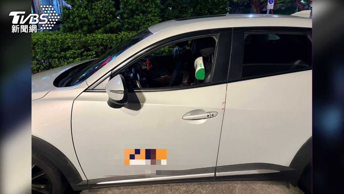 騎士遭按喇叭暴走脫帽砸車 多元計程車窗全碎、駕駛受傷