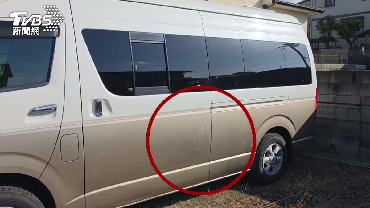 在日本當地工作的台灣人,將愛車停在停車場,但一旁香港遊客打開租賃車時,卻撞到他的車門,甚至出現刮痕。(圖/TVBS)