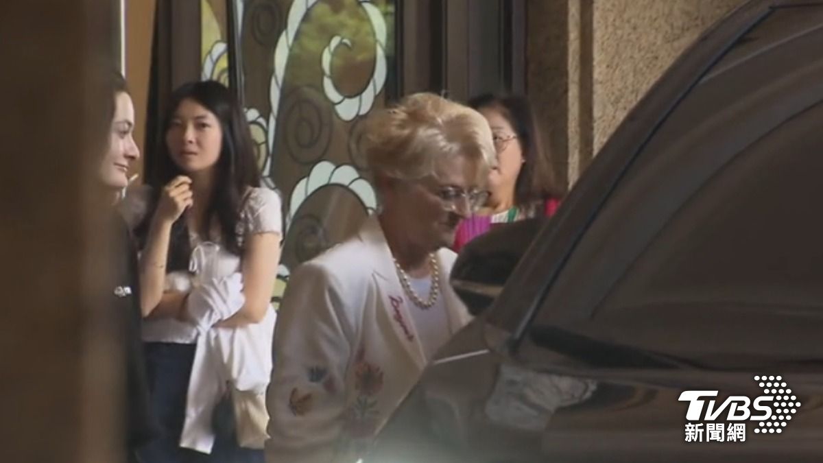 輝達執行長黃仁勳老婆、兒女一大早紛紛從飯店出來上車離開。(圖/TVBS)